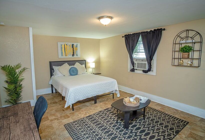 Cozy Guesthouse Near Downtown