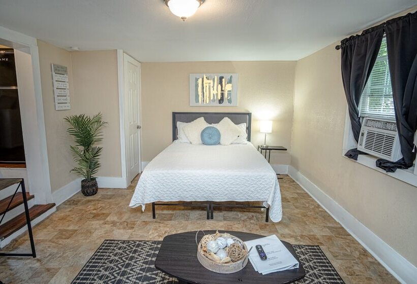 Cozy Guesthouse Near Downtown