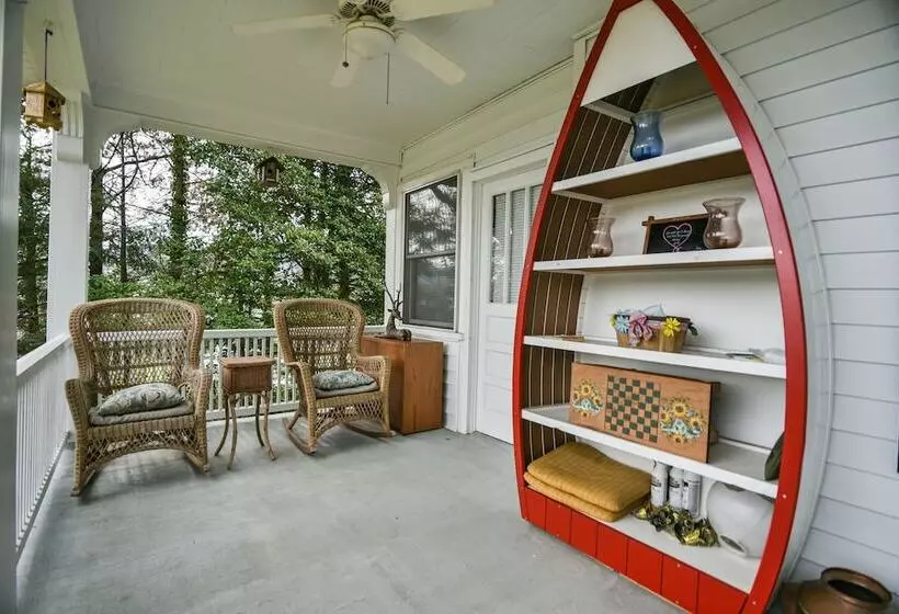 Love Lane Bed & Breakfast