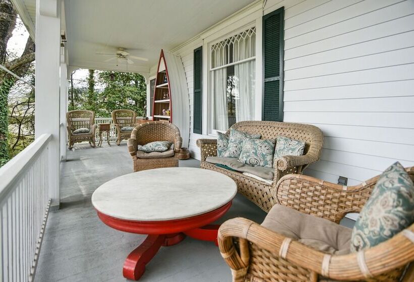 Love Lane Bed & Breakfast