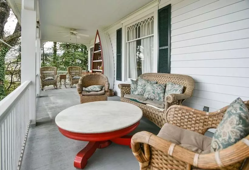 Love Lane Bed & Breakfast