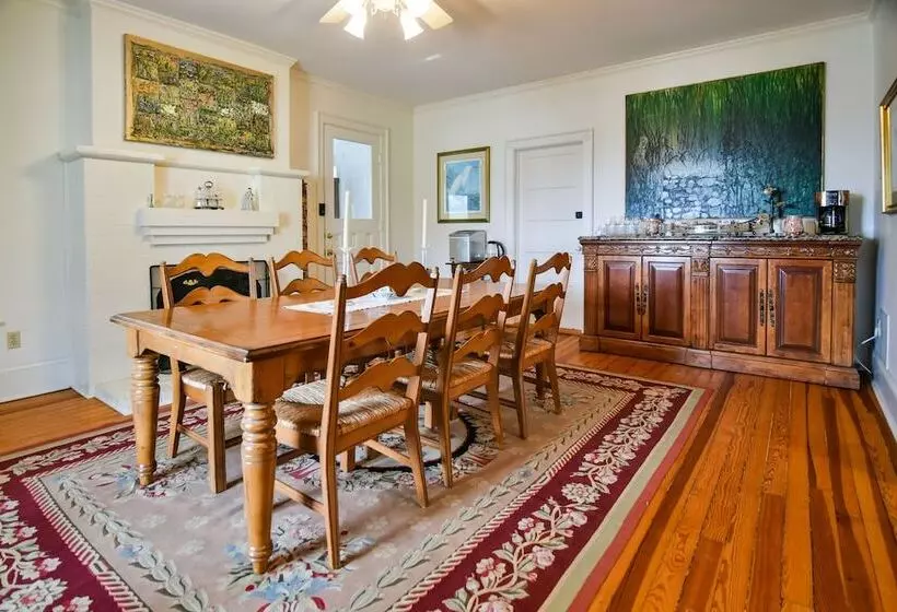 Love Lane Bed & Breakfast