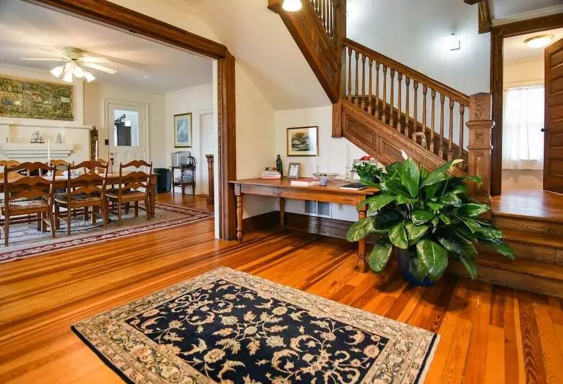 Love Lane Bed & Breakfast