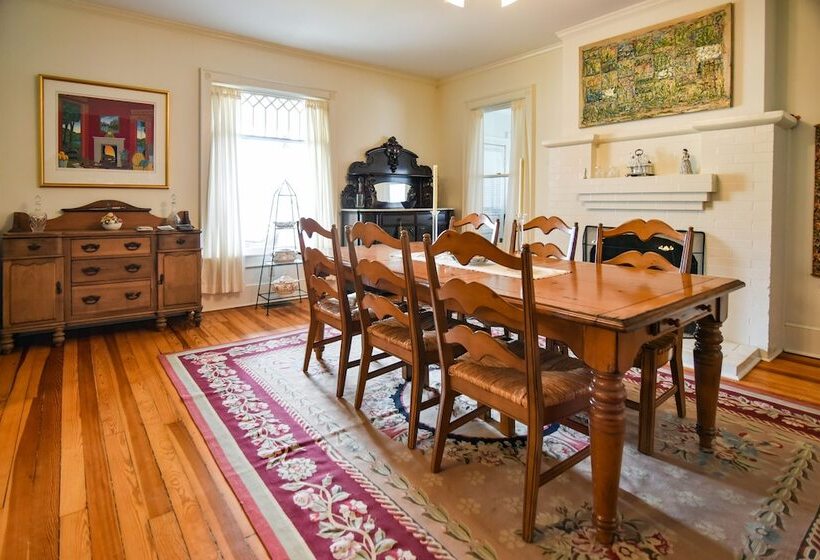 Love Lane Bed & Breakfast