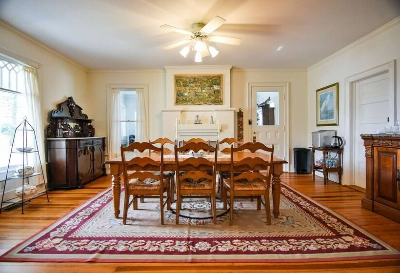 Love Lane Bed & Breakfast