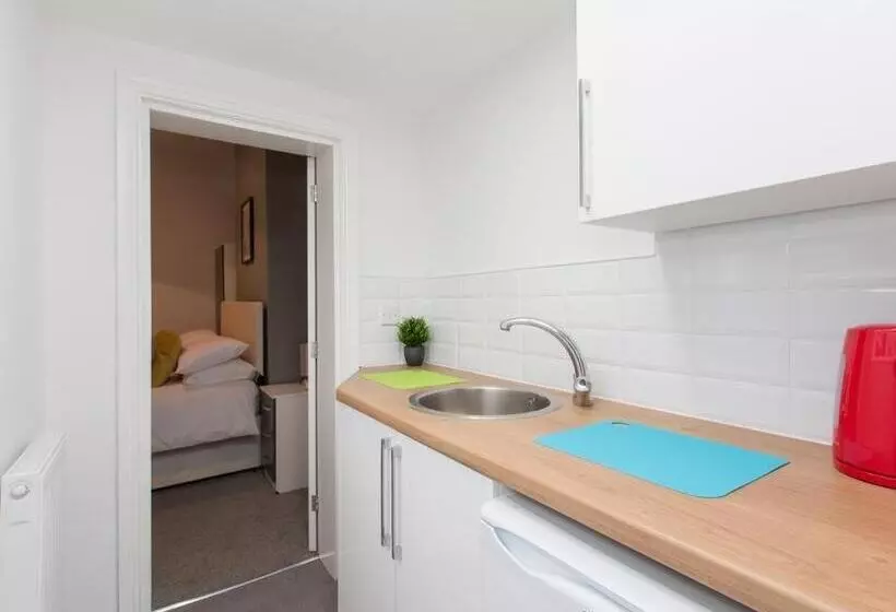 Majatalo Townhouse @ 166 Ruskin Road Crewe