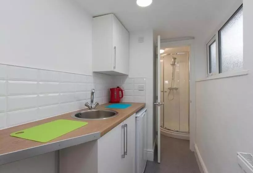 Majatalo Townhouse @ 166 Ruskin Road Crewe