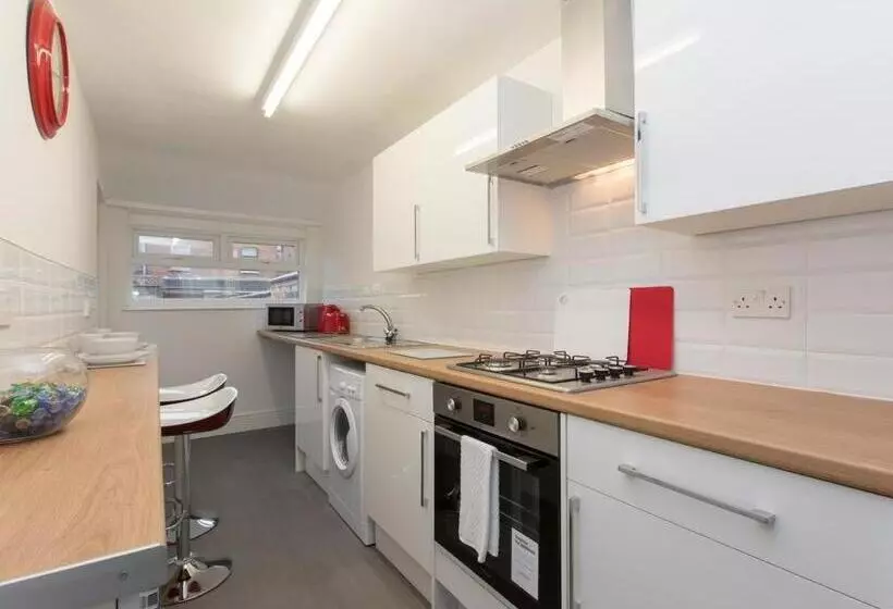 Majatalo Townhouse @ 166 Ruskin Road Crewe