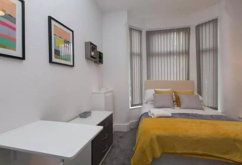 Majatalo Townhouse @ 166 Ruskin Road Crewe