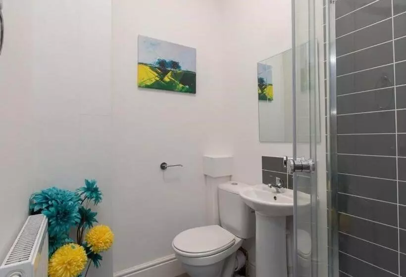 Majatalo Townhouse @ 166 Ruskin Road Crewe