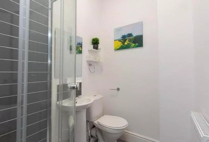 Majatalo Townhouse @ 166 Ruskin Road Crewe