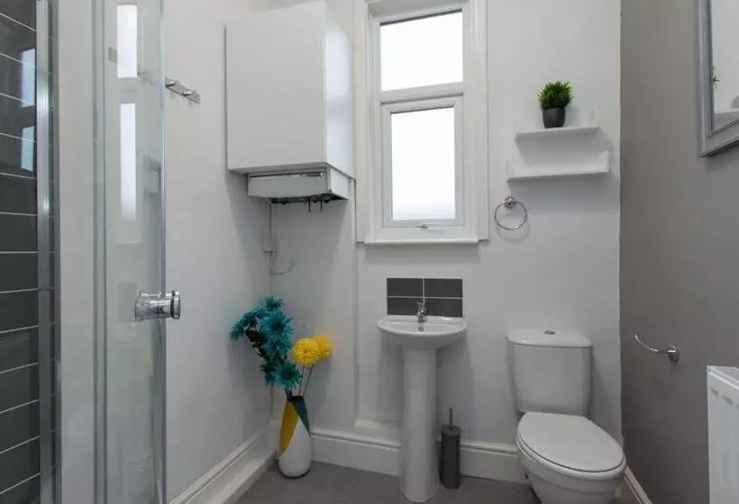 Majatalo Townhouse @ 166 Ruskin Road Crewe