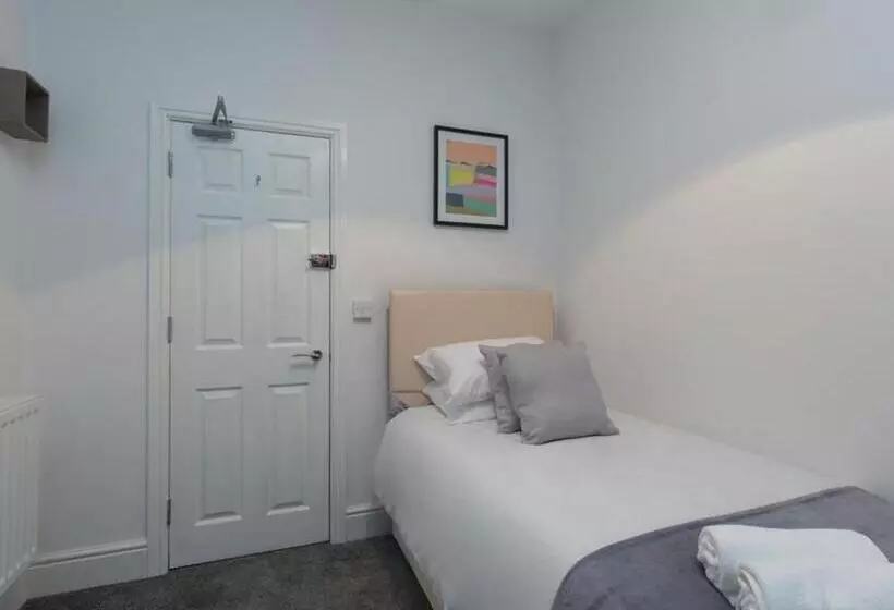 Majatalo Townhouse @ 166 Ruskin Road Crewe