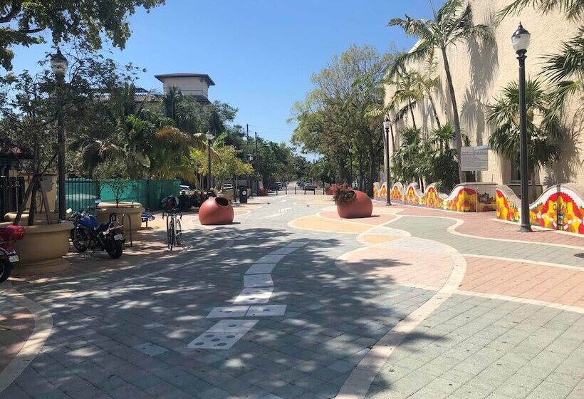 Zbunkz   Little Havana   Hostel