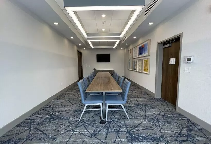 ホテル Holiday Inn Express & Suites   Ft. Smith   Airport, An Ihg