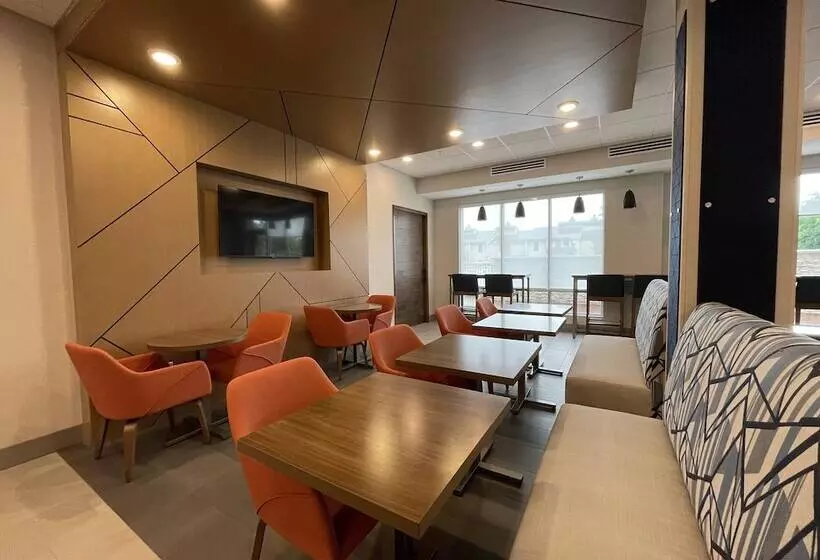 ホテル Holiday Inn Express & Suites   Ft. Smith   Airport, An Ihg