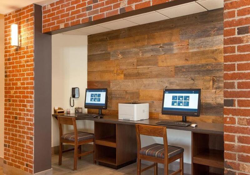 هتل Four Points By Sheraton Cleveland Airport