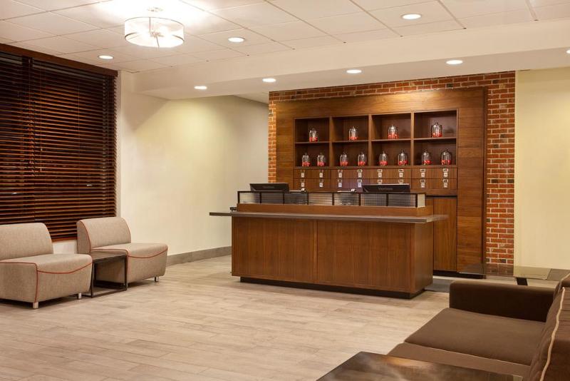 هتل Four Points By Sheraton Cleveland Airport