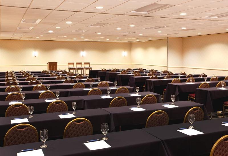 هتل Four Points By Sheraton Cleveland Airport