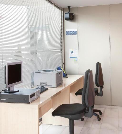 هتل Holiday Inn Express Molins De Rei, An Ihg