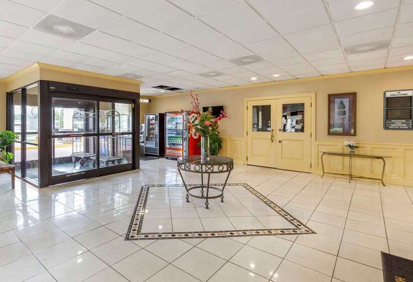 בית מלון כפרי Quality Inn & Suites Hanes Mall