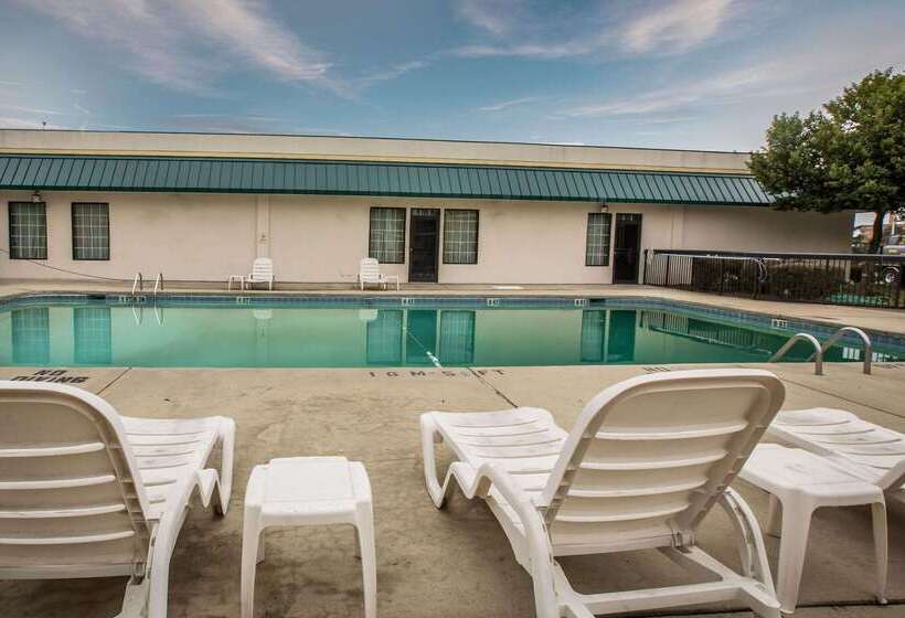 בית מלון כפרי Quality Inn & Suites Hanes Mall