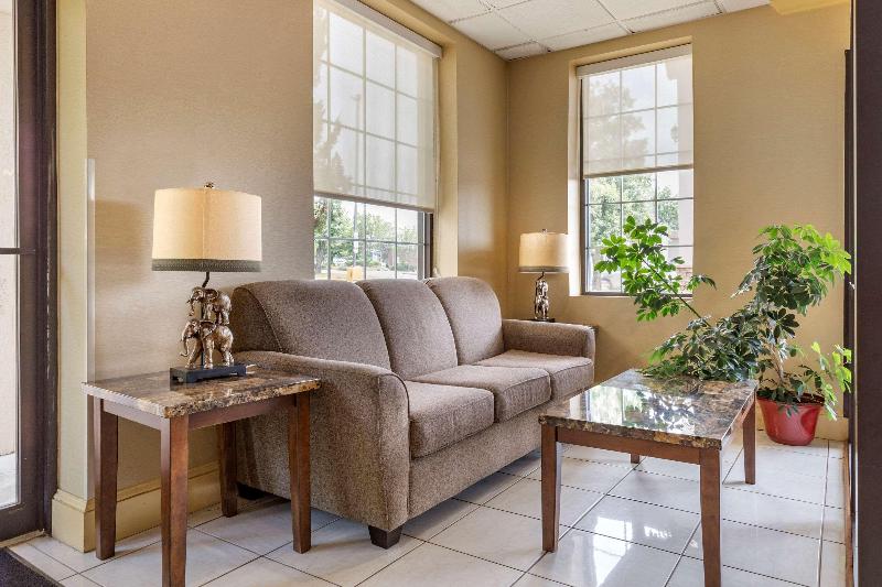 בית מלון כפרי Quality Inn & Suites Hanes Mall