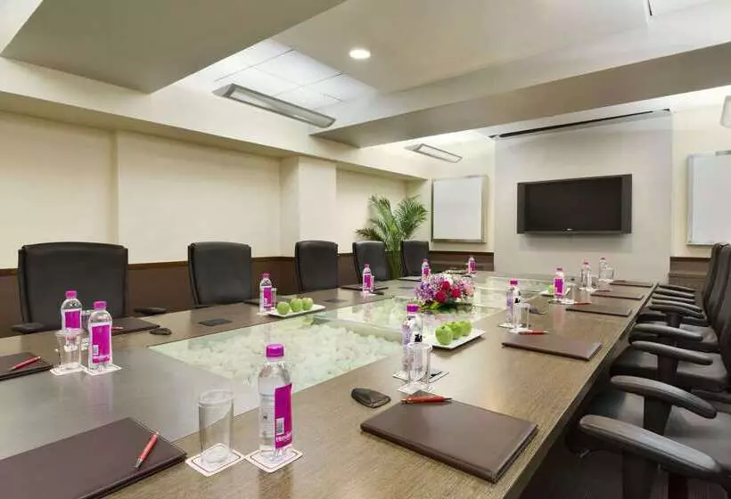 בית מלון כפרי Ramada Chennai Egmore