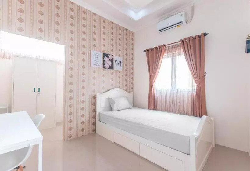 Hotelli Oyo Life 2658 Kost Rasyamada