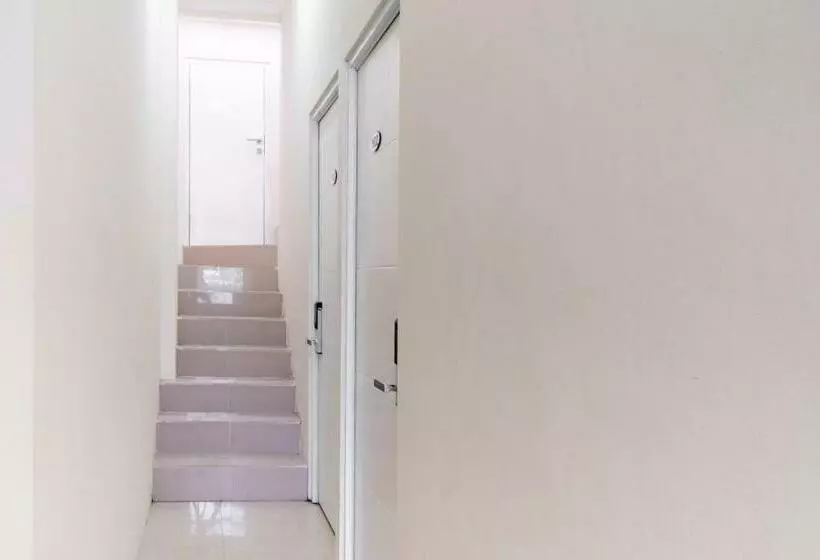 ホテル Reddoorz @ Garden Boulevard Citra Raya Tangerang