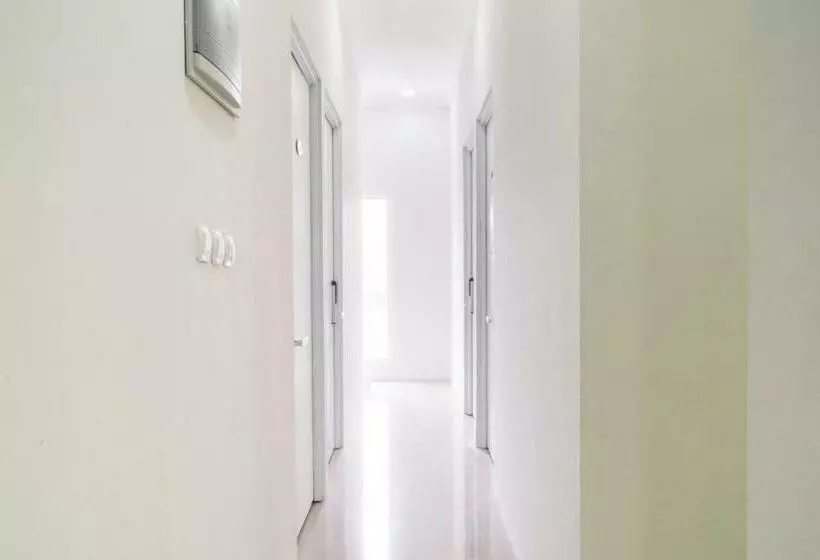 ホテル Reddoorz @ Garden Boulevard Citra Raya Tangerang