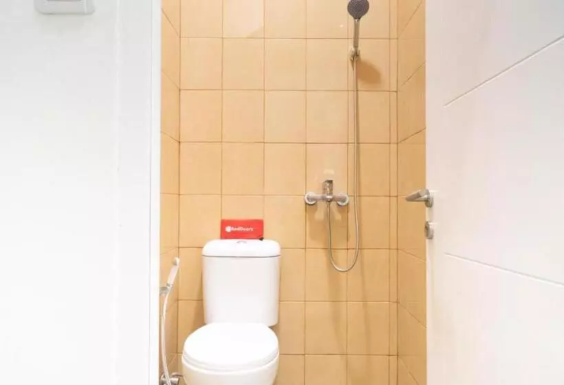 ホテル Reddoorz @ Garden Boulevard Citra Raya Tangerang