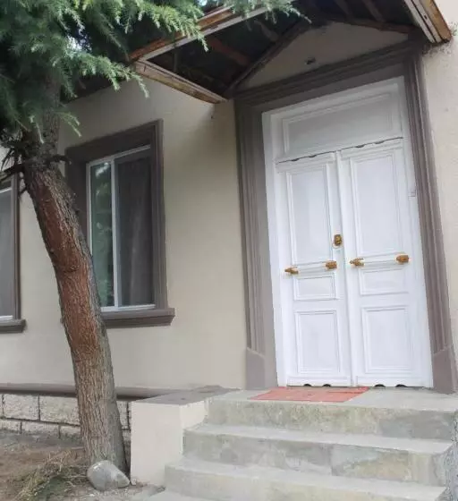 پانسیون L House