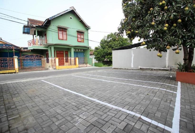 Pension Reddoorz Plus @ Jalan Damai 2