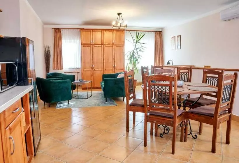 پانسیون Vojtek Pince Vendégház