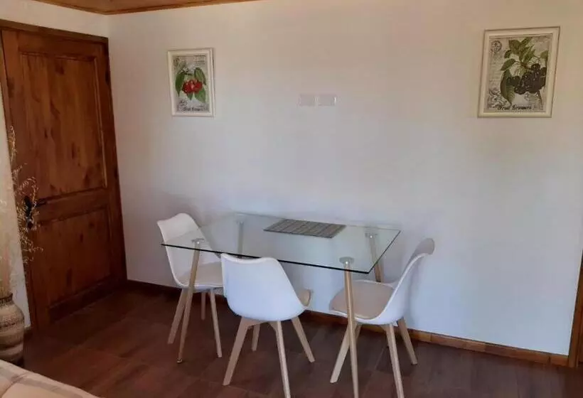 تختخواب و صبحانه Calfu Lodge