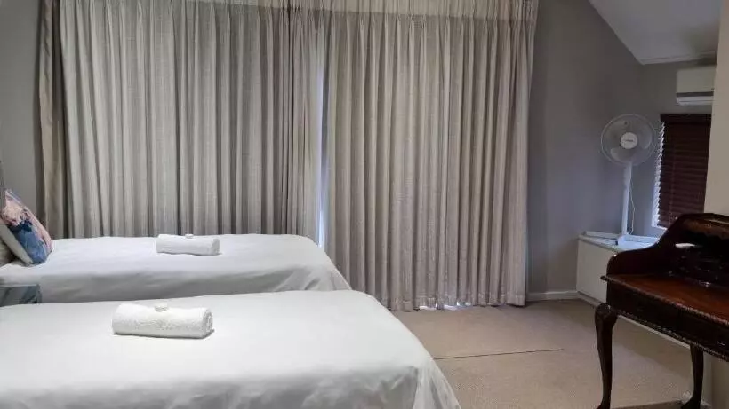 ベッドアンドブレックファースト 6 On Western Guest House