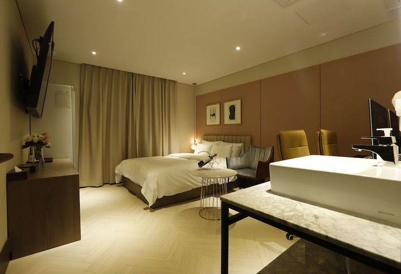 Hotel Browndot Chungju Station