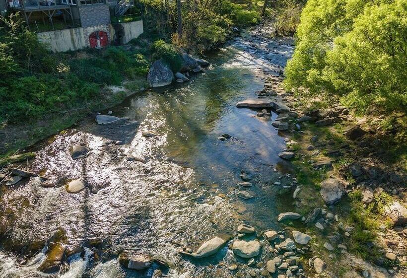 Geneva Hotel & Tiki Bar