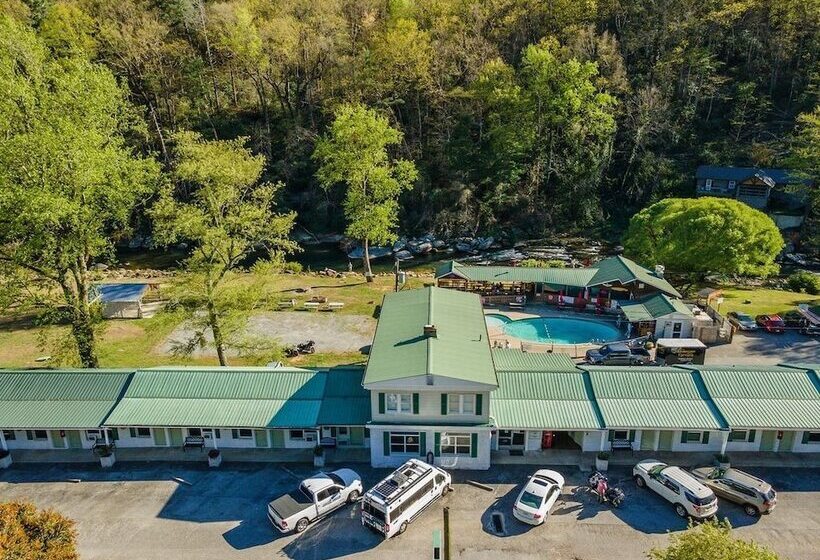 Geneva Hotel & Tiki Bar