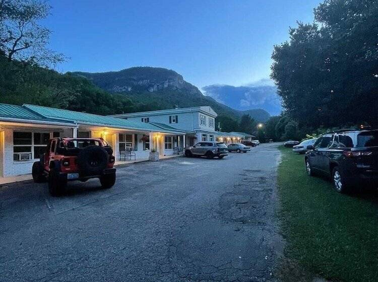 Geneva Hotel & Tiki Bar