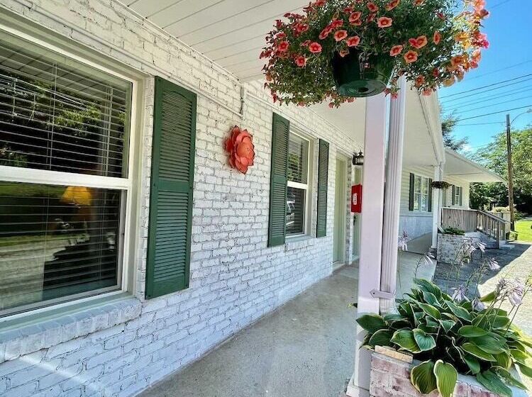 Geneva Hotel & Tiki Bar