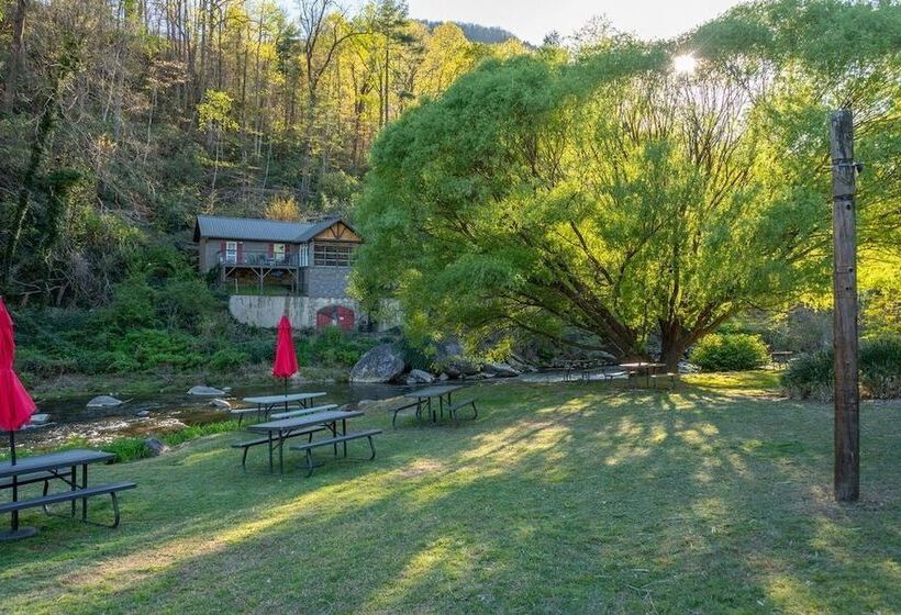 Geneva Hotel & Tiki Bar