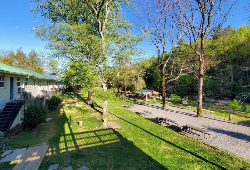 Geneva Hotel & Tiki Bar