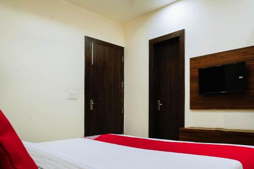 בית מלון כפרי Oyo 76659 Airport