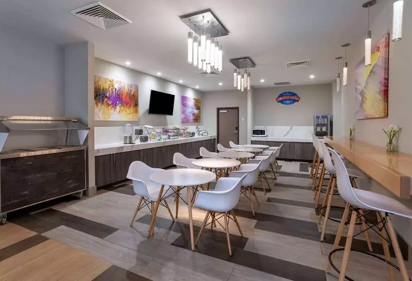 هتل Baymont By Wyndham Madison