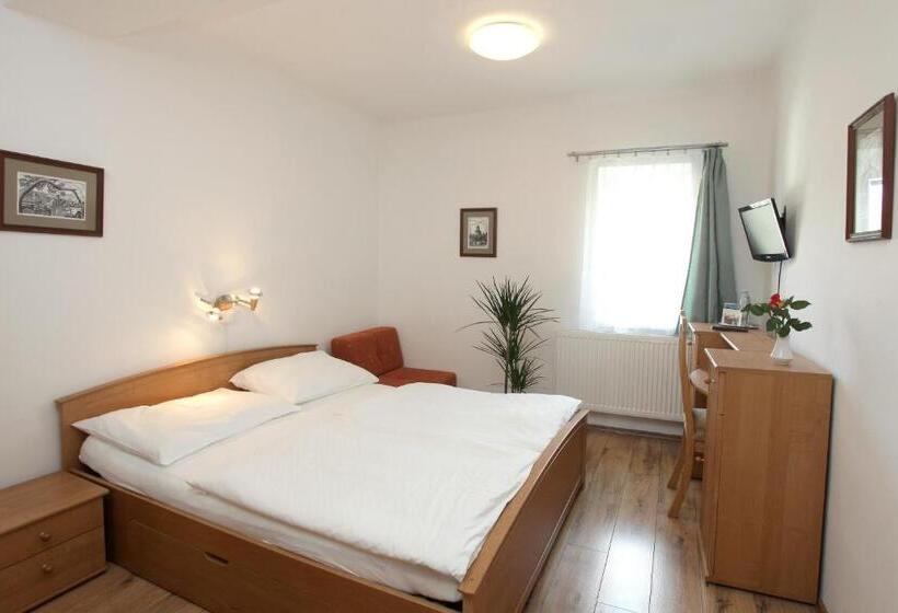 Hotel štekl   Hrubá Skála