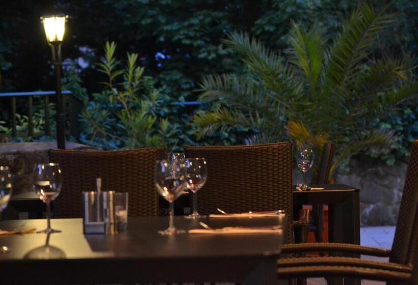 Hotel štekl   Hrubá Skála