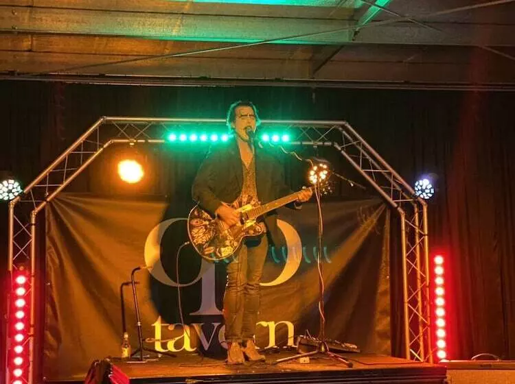 Queensport Tavern And Motel