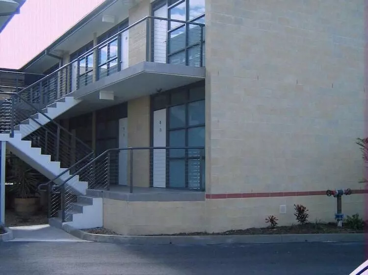 Queensport Tavern And Motel